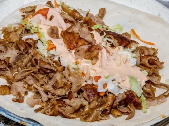 Frisch zubereiteter Kebab auf Fladenbrot mit Salat
