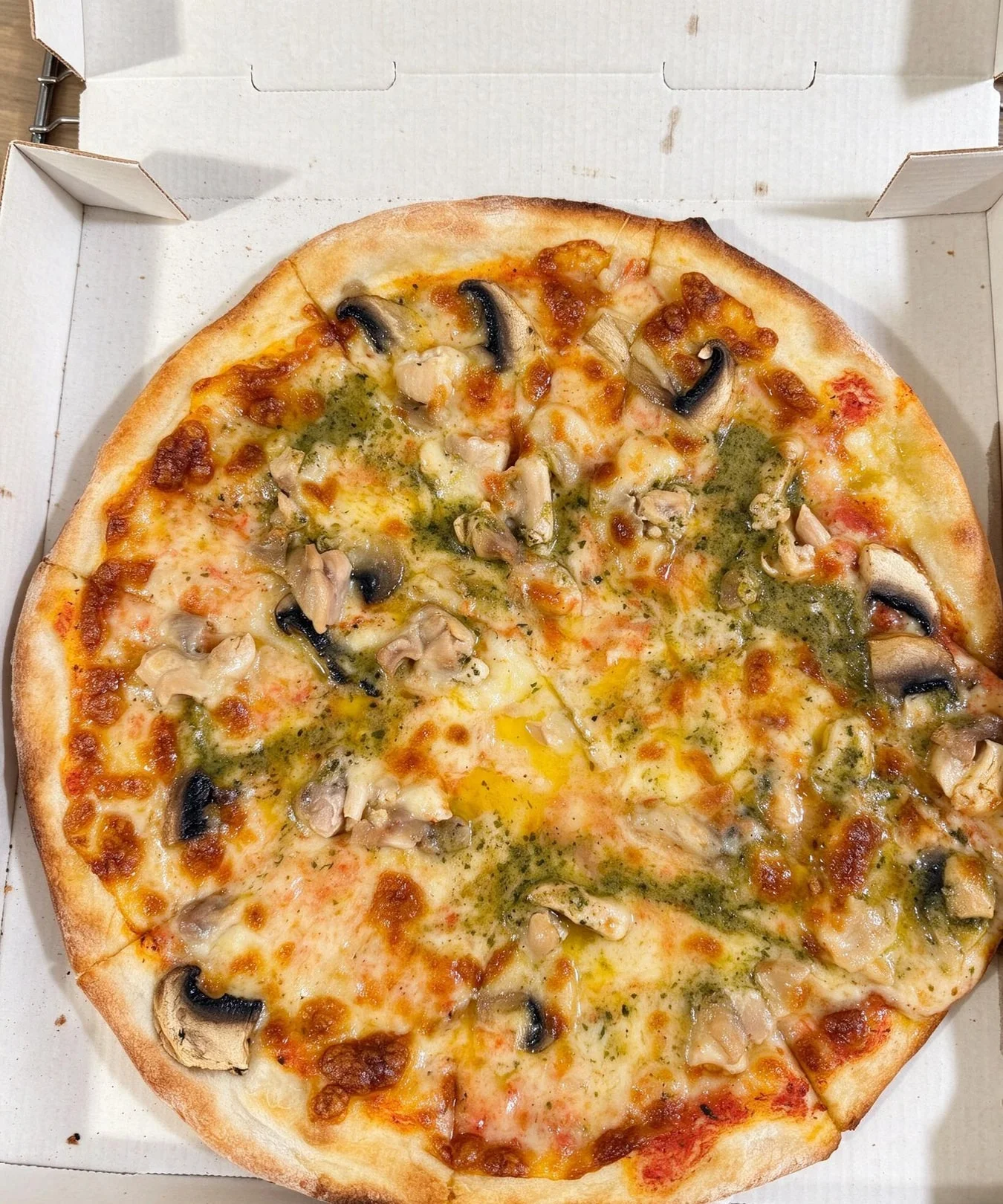Frisch gebackene Steinofen-Pizza im Karton für Lieferservice und Take-Away