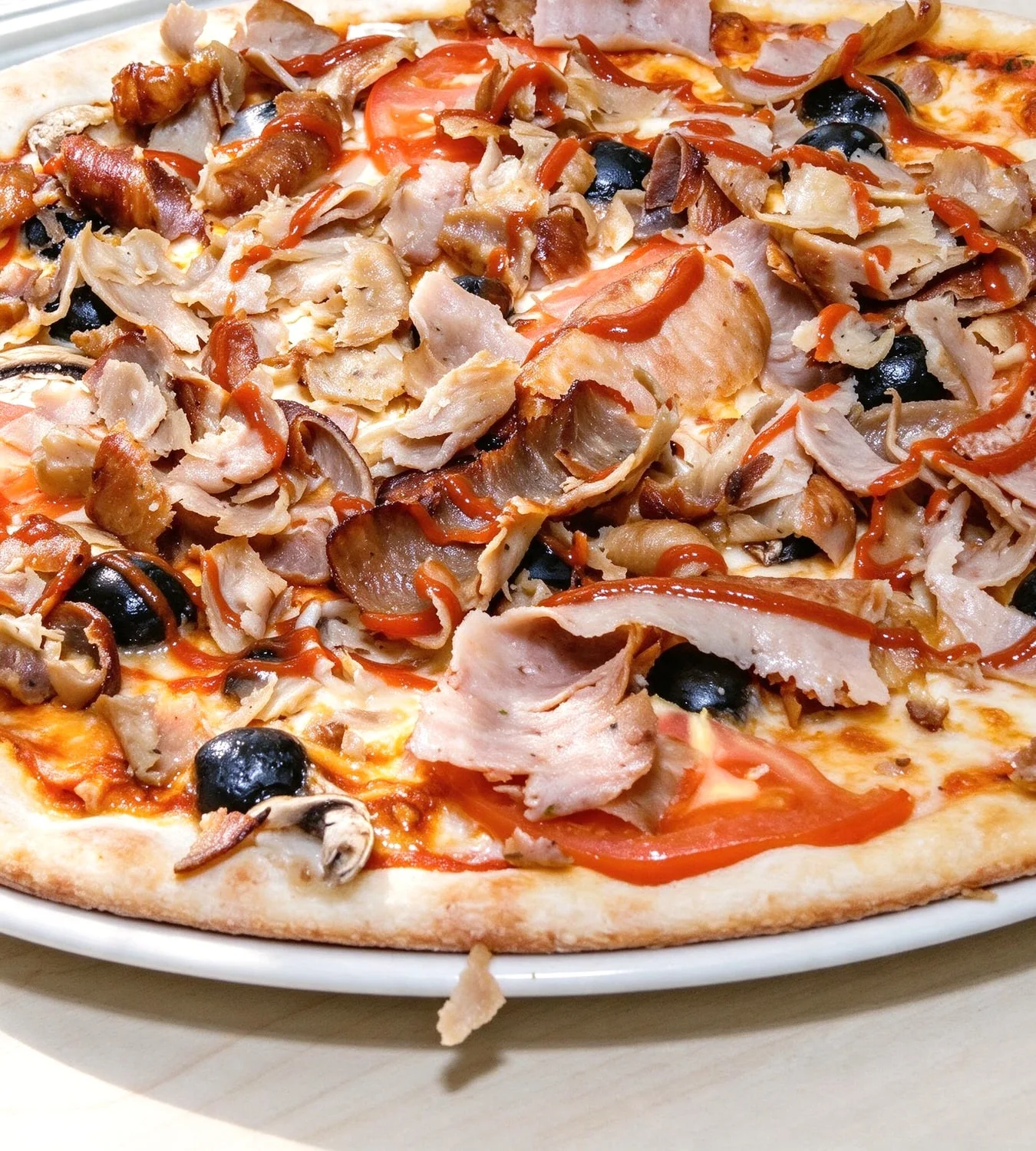 Knusprige Pizza auf einem Teller serviert