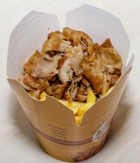 Dönerbox mit knusprigen Pommes frites und Kebabfleisch